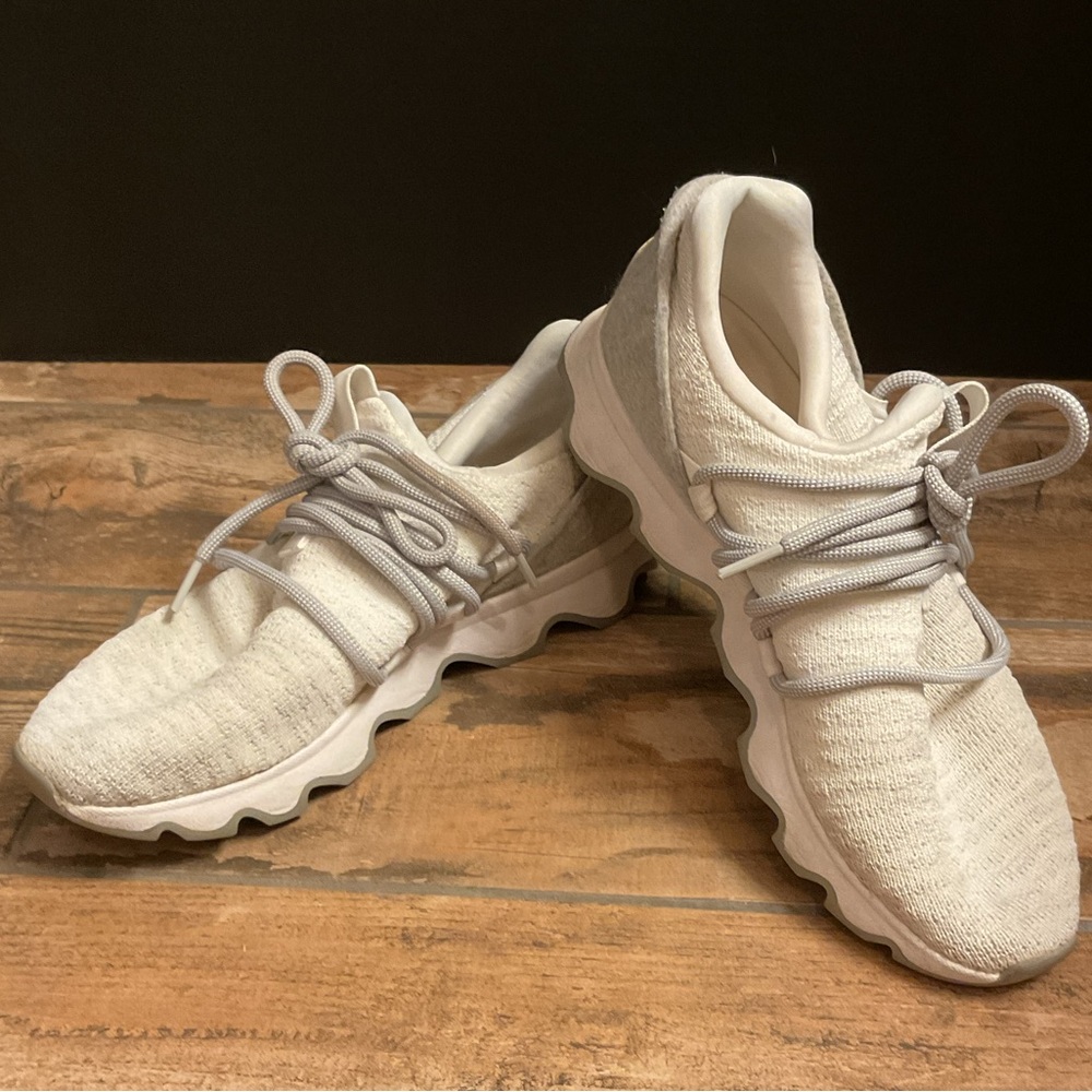 Preowned Sorel Kinetic Athletic shoes wms 7 1/2 NL3227 in white and gray